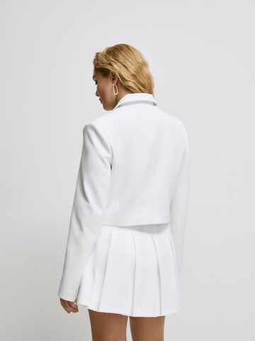 Veste mi-saison 'Mia' ABOUT YOU x Iconic by Tatiana Kucharova en blanc