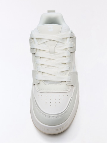 Bershka Trampki niskie w kolorze biały