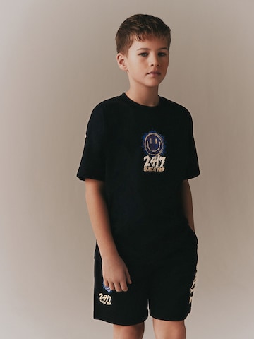 Next Setti värissä musta: etupuoli