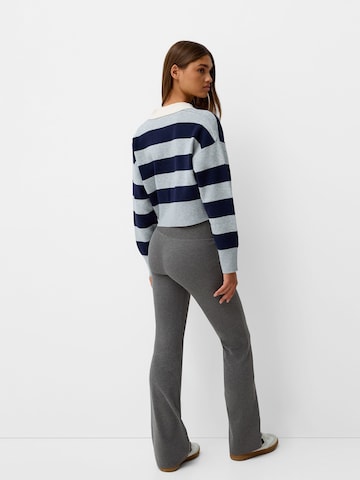 Bershka Flared Broek in Grijs