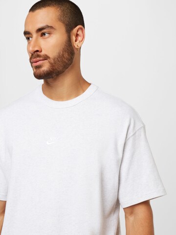 Nike Sportswear - Camisa 'Essential' em cinzento