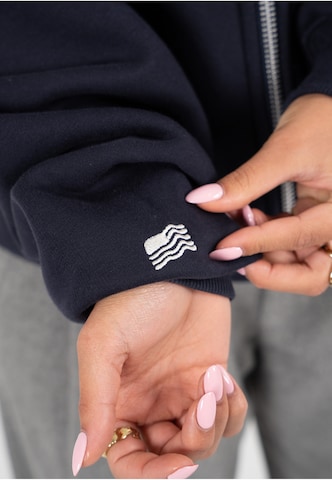 Prohibited - Sudadera con cremallera 'Club Member' en azul