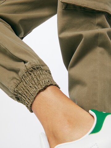 ONLY Alt kitsenev Klapptaskutega püksid 'ONLTIGER', värv roheline