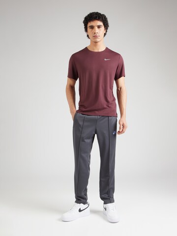 Regular Pantalon 'CLUB' Nike Sportswear en gris