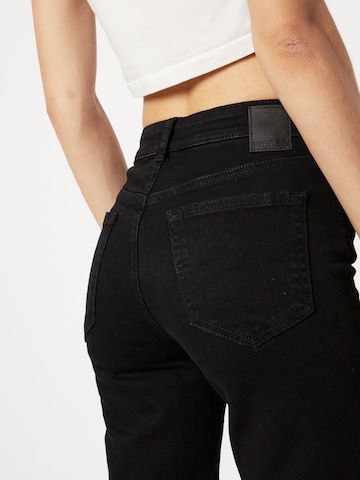 PIECES Regular Jeans 'Delly' in Zwart