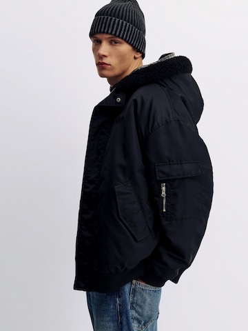 Pull&Bear Prehodna jakna | črna barva: sprednja stran