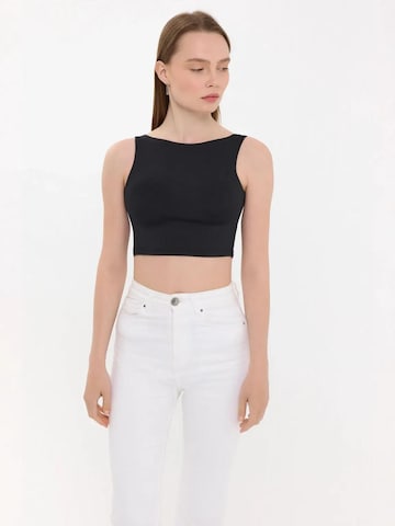Hiccup Top in Black: front