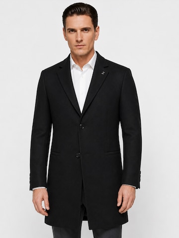 ALLTHEMEN Winter Coat 'Herbstgold' in Black: front