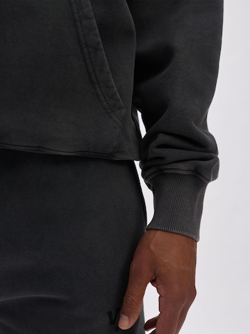 V!BE STUD!OS Sweatshirt in Black