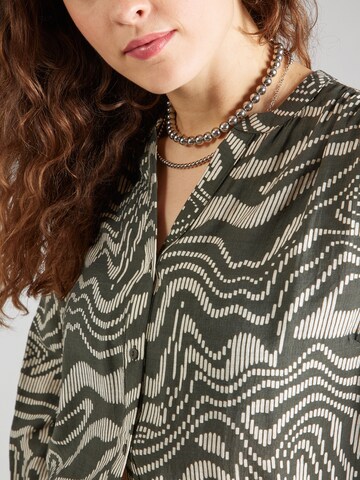 ONLY Carmakoma - Blusa 'RIthilda Anita' en verde