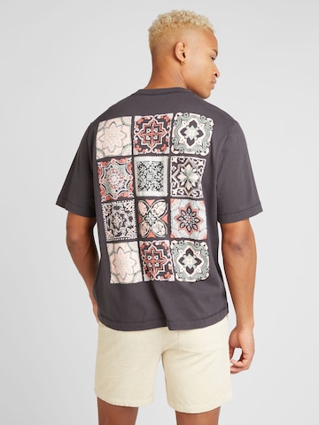 Abercrombie & Fitch T-shirt i grå: framsida