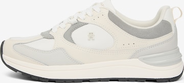 Baskets basses TOMMY HILFIGER en beige : devant