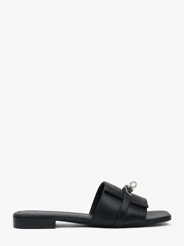 Estro Sandal '0138' in Black: front
