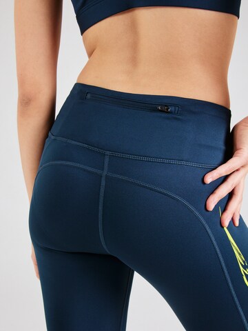 NIKE Skinny Spodnie sportowe 'FAST' w kolorze niebieski