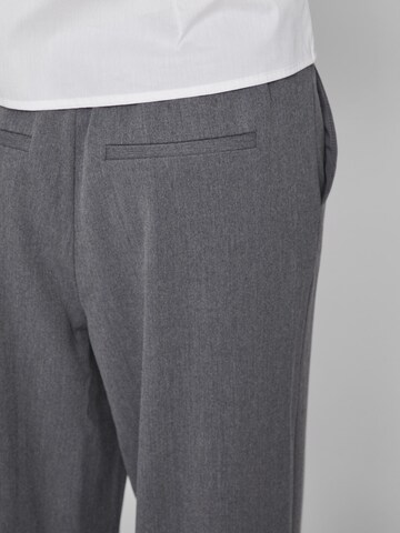 VILA Regular Trousers 'VARONE' in Grey