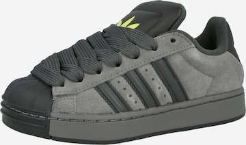 pilka ADIDAS ORIGINALS Sportbačiai 'SUPERSTAR ST': priekis