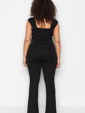 Trendyol Curve - Acampanado Pantalón en negro
