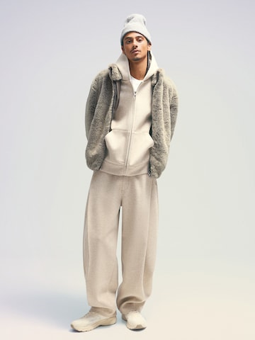 Geacă de iarnă de la Bershka pe gri