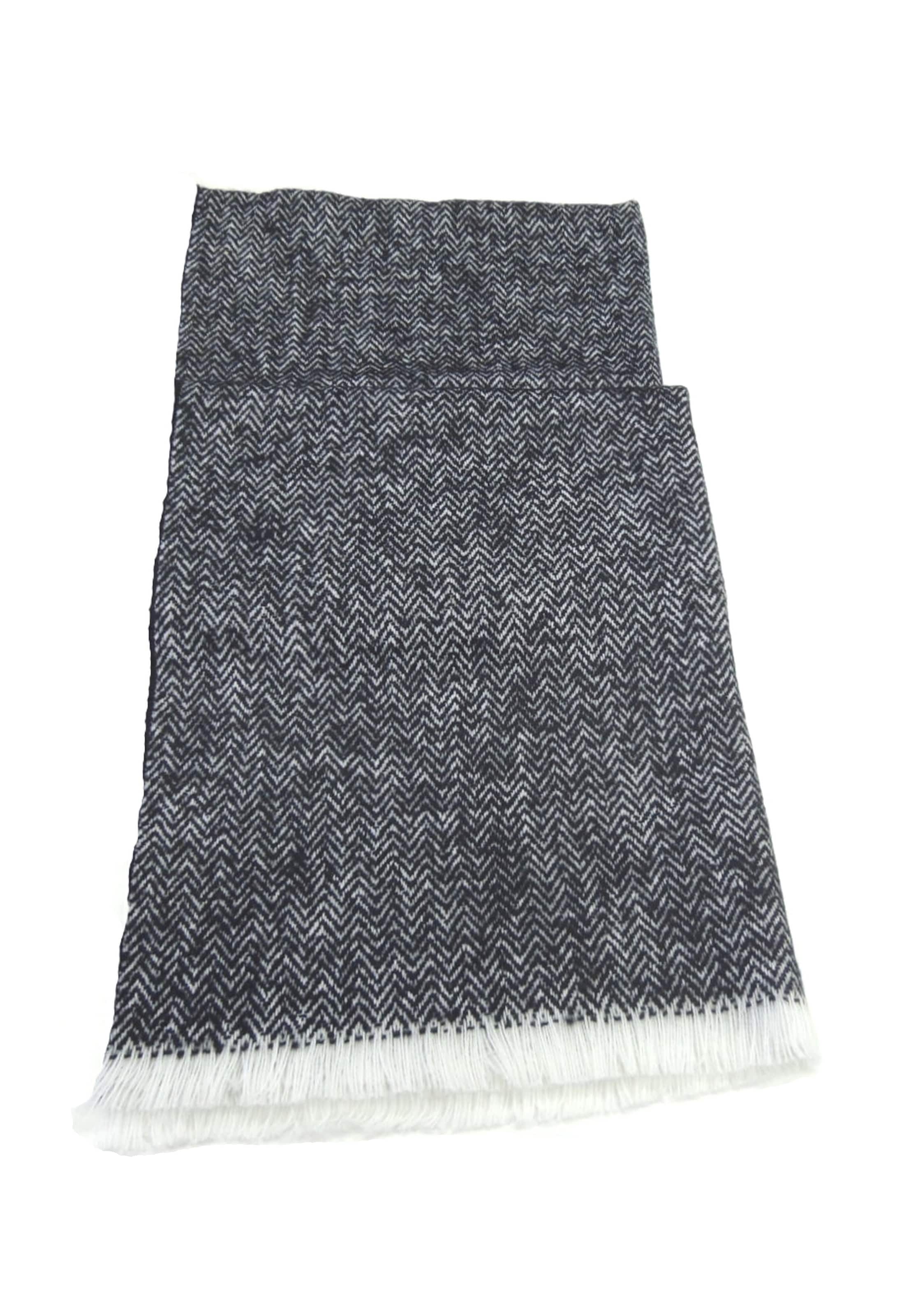 Chaplino Scarf in Black: front