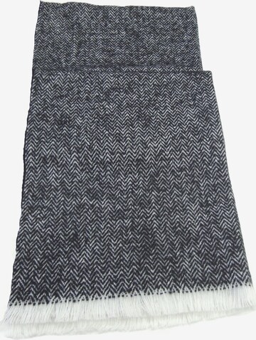 Chaplino Scarf in Black: front