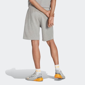 regular Pantaloni 'Trefoil Essentials' di ADIDAS ORIGINALS in grigio