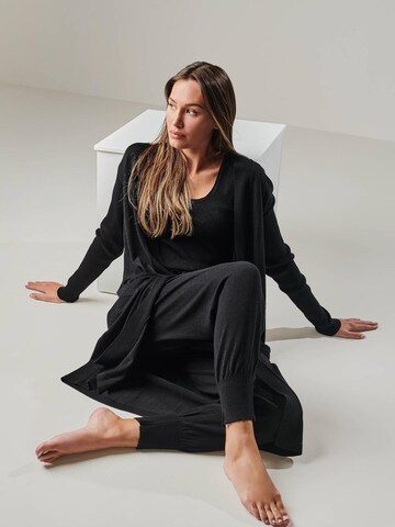 YOU LOOK PERFECT Hausanzug in Schwarz