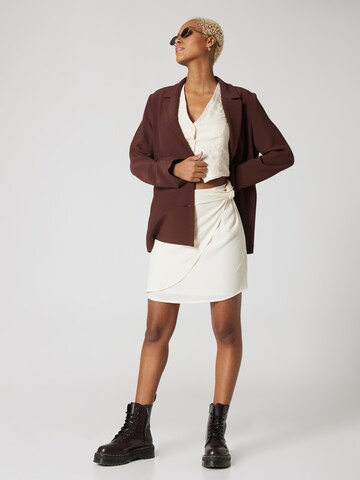 Gonna 'Aylin' di A LOT LESS in beige