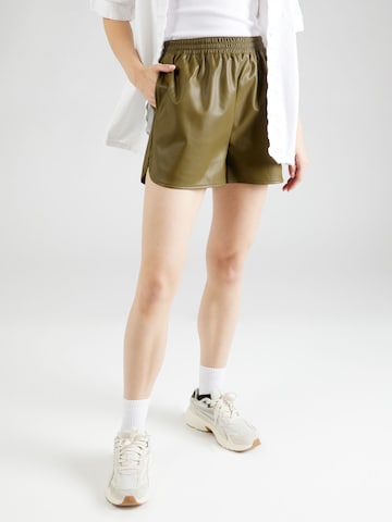 TOPSHOP Regular Shorts in Grün: predná strana