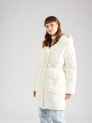 Manteau d’hiver Calvin Klein Jeans en blanc : devant