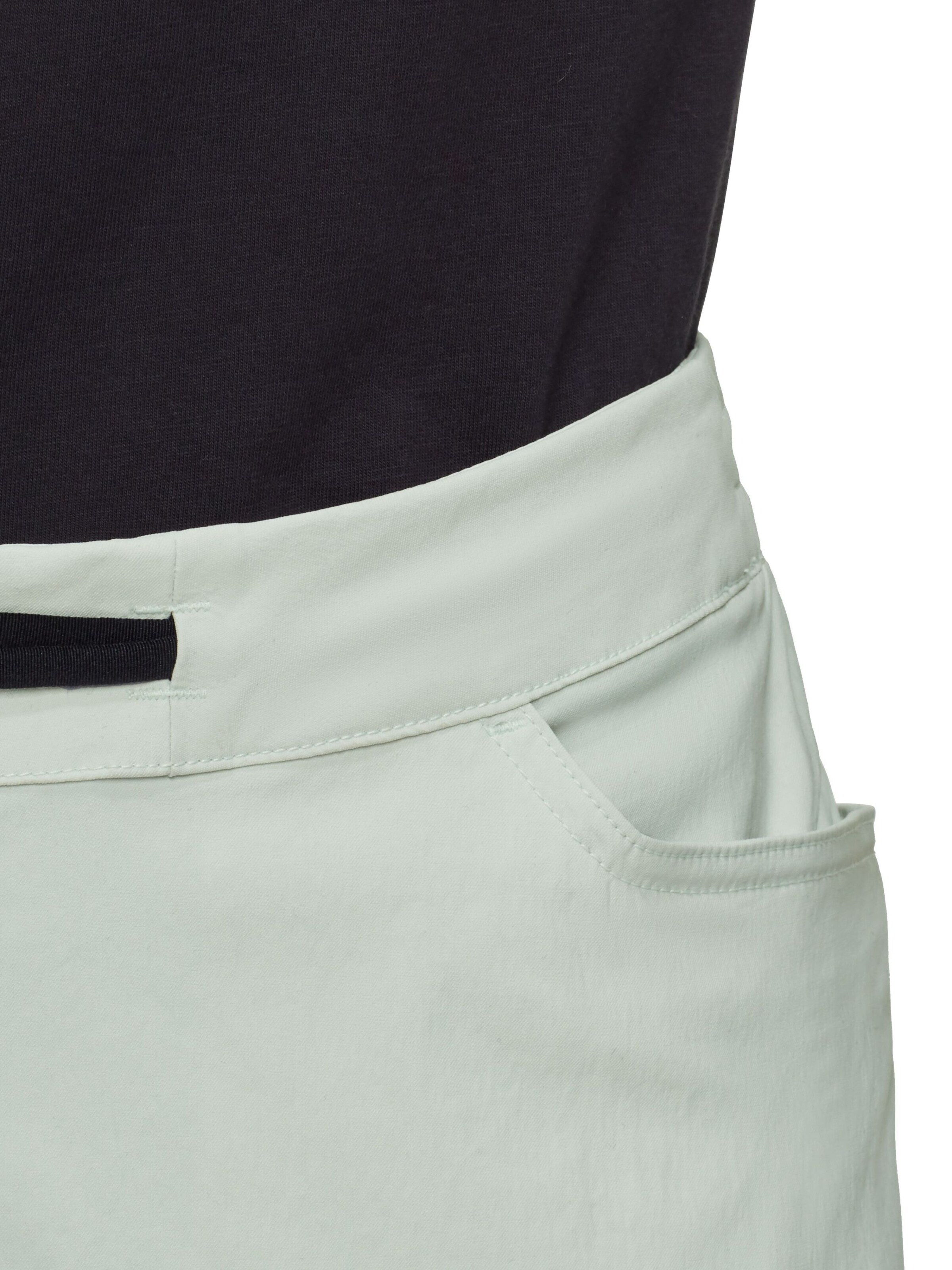 MAMMUT Tapered Outdoor Pants in Green