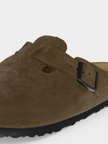 BIRKENSTOCK Muiltjes 'Boston' in Bruin
