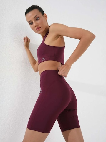 Tommy Life - Tapered Leggings 'Gamaschen' em vermelho: frente