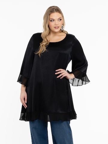 Yoek Blouse in Zwart: voorkant