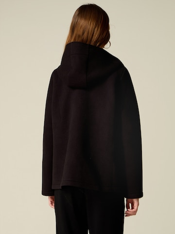 Cappotto di mezza stagione di oltre in nero