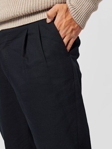 AllSaints Szabványos Élére vasalt nadrágok 'TALLIS' - fekete