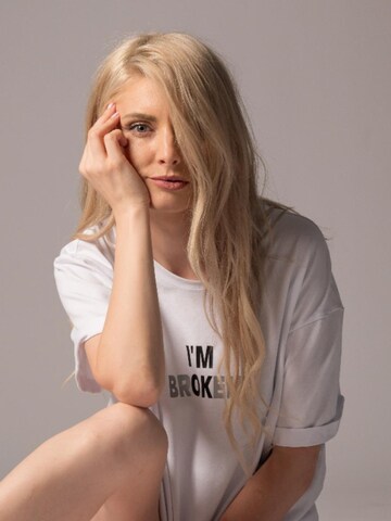 Georgiana Datcu Oversized tričko 'I'M OK' – bílá