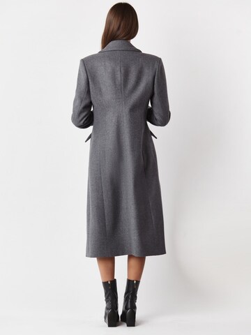 mandragora Wintermantel 'Ekstrawagancki' in Grau