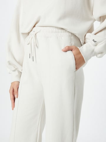 Abercrombie & Fitch Szeroka nogawka Spodnie w kolorze biały