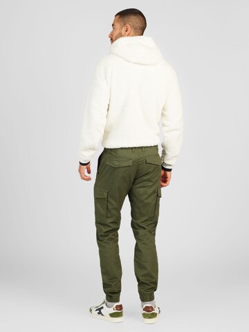 s.Oliver - Tapered Pantalón cargo en verde