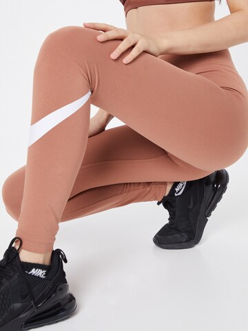 Skinny Leggings 'Essential' di NIKE in marrone