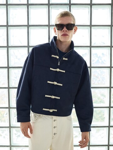 Veste mi-saison Bershka en bleu : devant