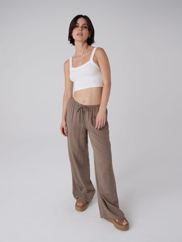 Wide Leg Pantalon 'Taira' A LOT LESS en marron : devant