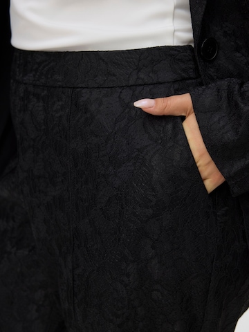 Vero Moda Curve - regular Pantalón plisado en negro