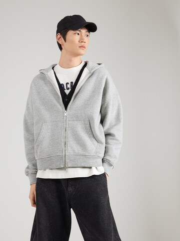 Hanorac 'ESSENTIAL' de la Abercrombie & Fitch pe gri: față