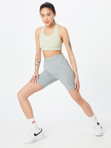 NIKE Skinny Sportshorts in Grau