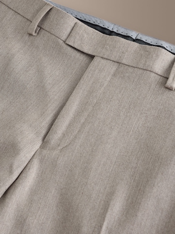 Slimfit Pantaloni con piega frontale 'Signature' di Next in beige