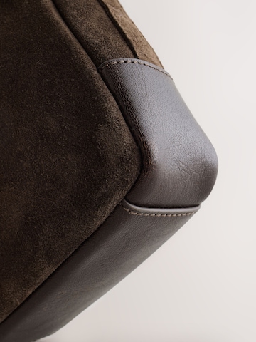 Next Axelremsväska i brun