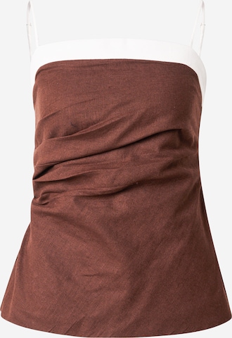 Top de la Abercrombie & Fitch pe maro: față