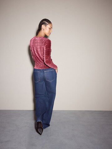 sarkans Next Adīta jaka