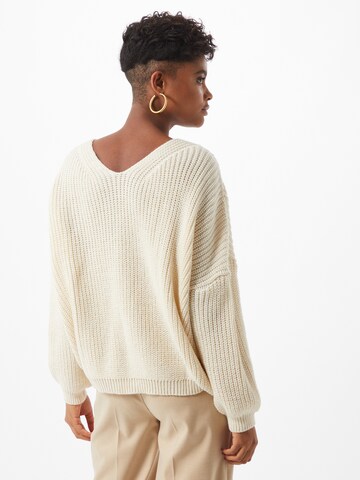 ABOUT YOU Pullover 'Svea' in Beige